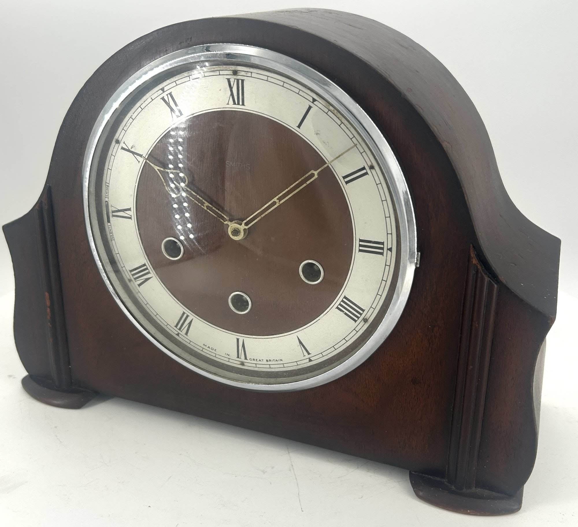 Retro Smiths 8 day Westminster chime Mantel Clock, ca 1940. Classic arched top case, original silver tone dial and matching hands with and chrome bezel. 8 day smiths empire Westminster chime movement.