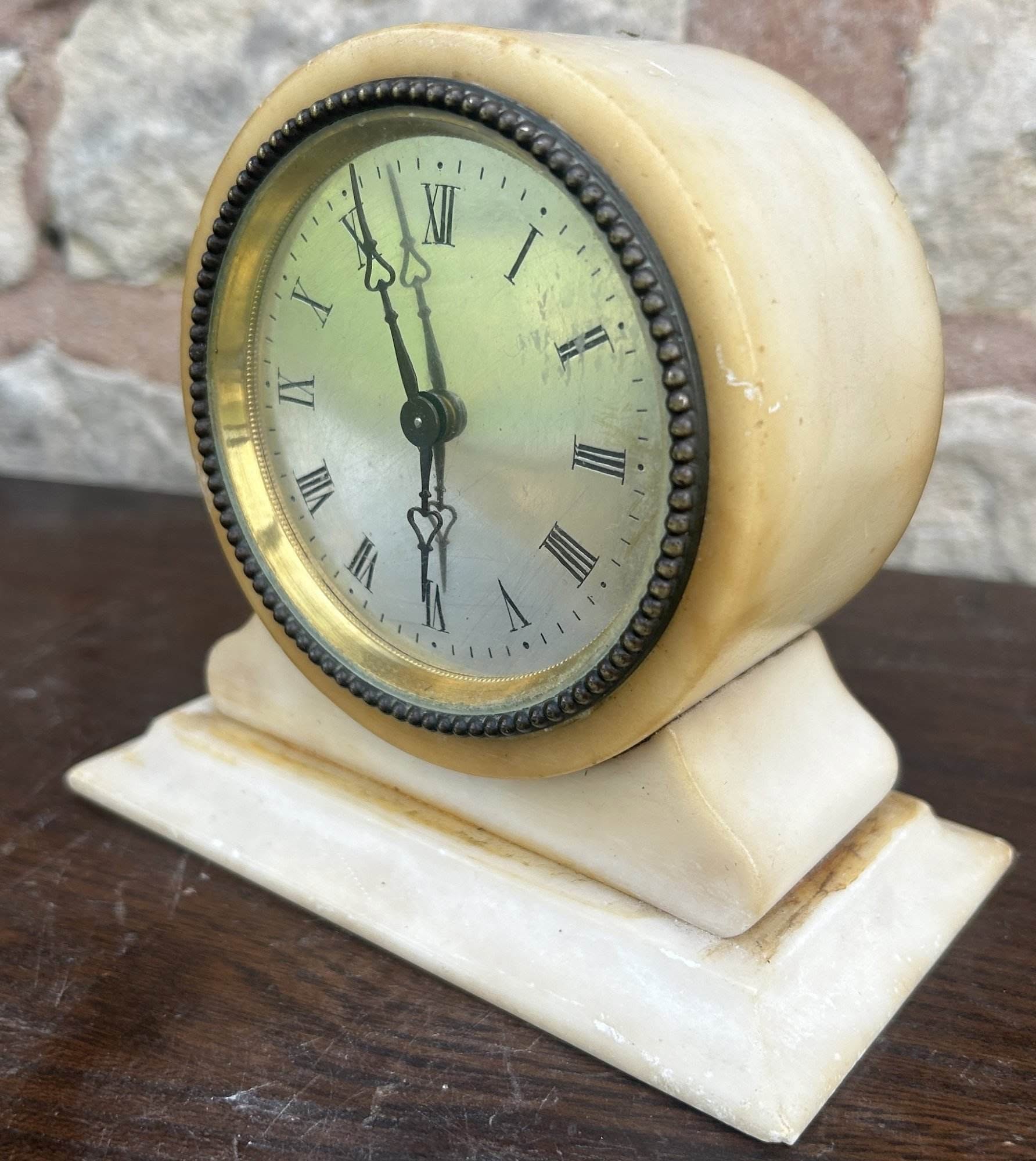 Wonderful original alabaster drumhead case. Original silver tone dial and hands. French drum head brevette movement.