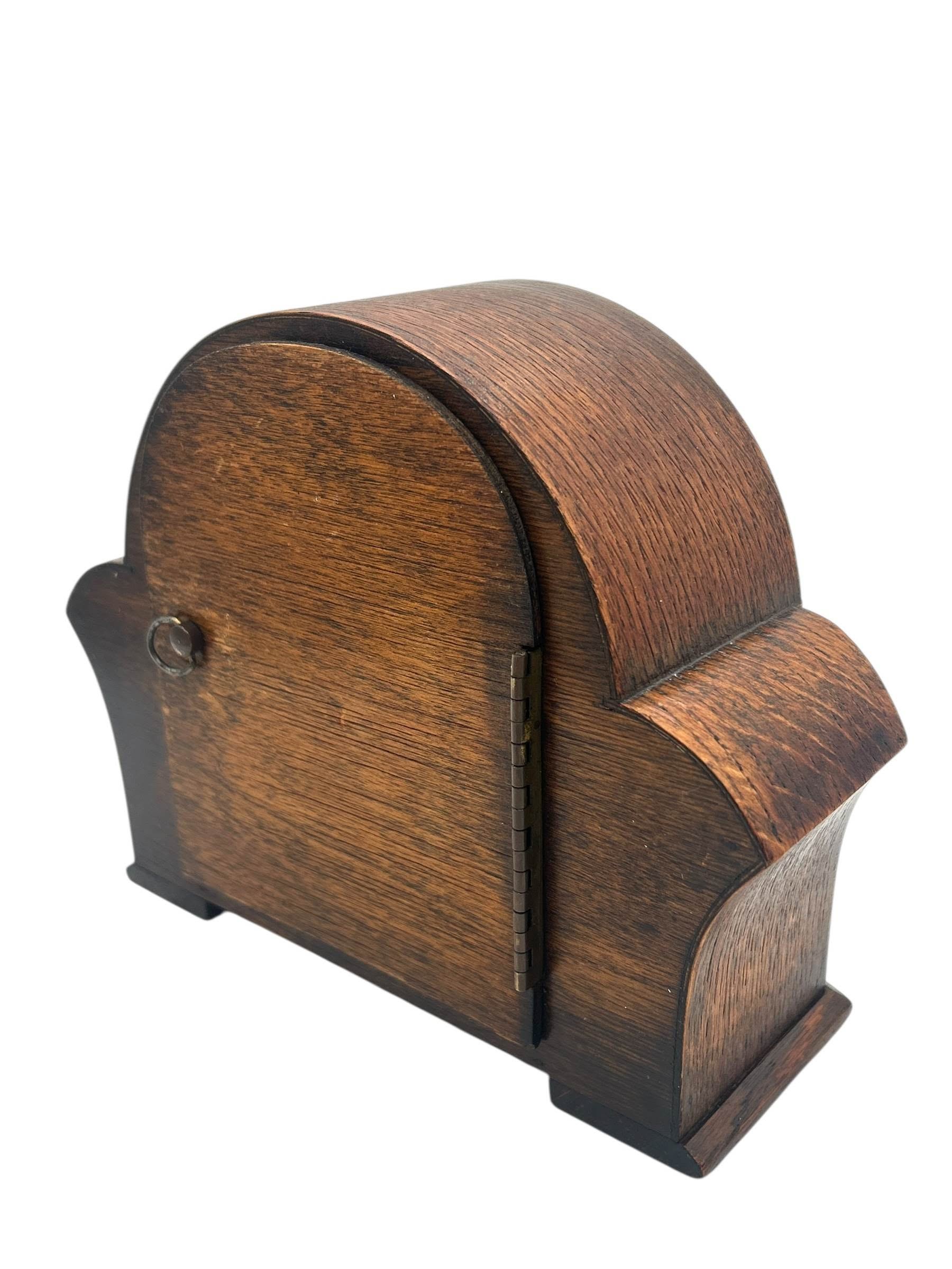 Wonderful Vintage English art deco oak case mantel clock – ca1950s - Image 3